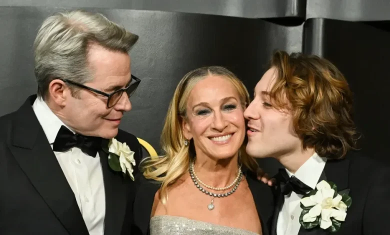 Sarah Jessica Parker Shimmers on the Golden Eve Red Carpet