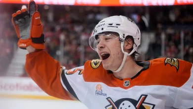 Sennecke completes 1st NHL hat trick in OT, Ducks top Flames for 7th win in row