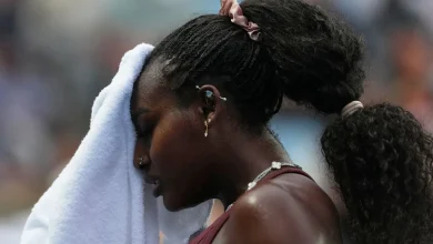 Spectators and players try to cool down during Australian Open heatwave
