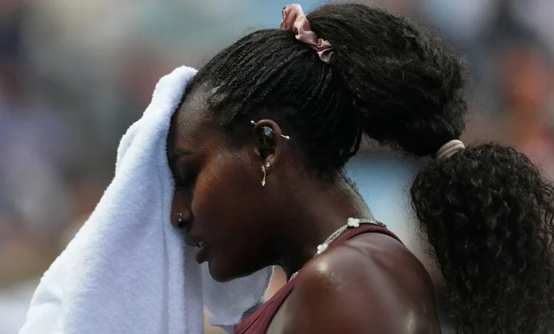 Spectators and players try to cool down during Australian Open heatwave