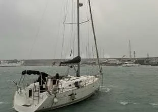 Tentano di mettere in sicurezza la barca, ma restano alla deriva: soccorsi padre e figlio