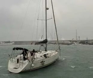 Tentano di mettere in sicurezza la barca, ma restano alla deriva: soccorsi padre e figlio