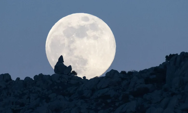 The 1st full moon of 2026 rises tonight! Here's what to expect from January's supermoon Wolf Moon