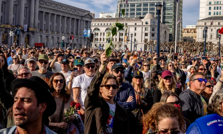 Thousands of fans celebrate life of legendary Grateful Dead guitarist Bob Weir in San Francisco
