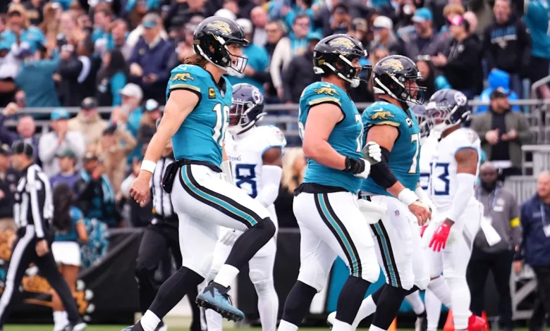 Three Trevor Lawrence TDs, Cam Little's 67-yard field goal have Jags up 31-7 at half