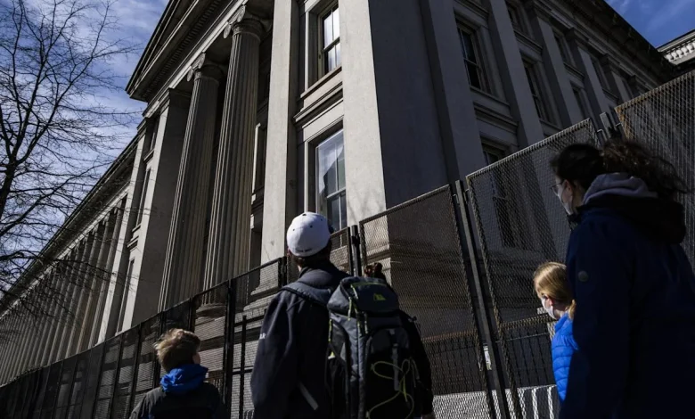 Treasuries Gain Most Since 2020 Amid Tariff Chaos, Fed Rate Cuts