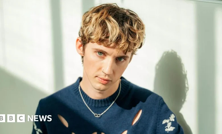 Troye Sivan: Cosmetic surgery doctor sorry for upsetting singer