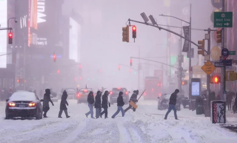 Une tempête hivernale majeure continue de déferler sur le pays