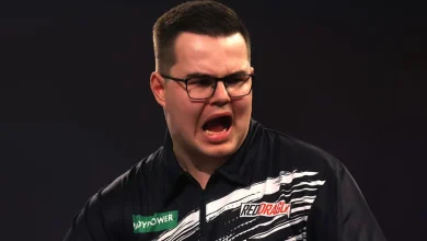 Van Veen overklast Humphries en staat in halve finales WK darts