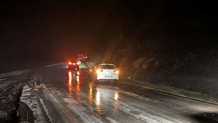 Verglas en Dordogne : plusieurs routes totalement gelées, des cars scolaires à l'arrêt