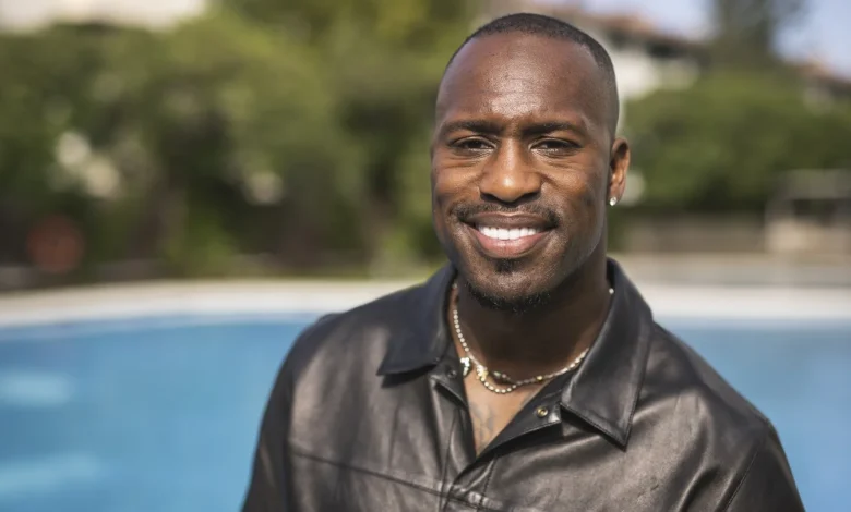 Vernon Davis is accused of attacking pregnant woman with "magazines and books"