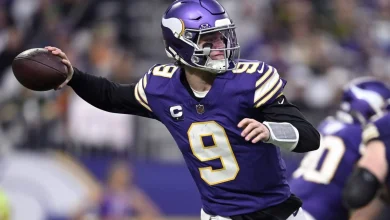 Vikings QB J.J. McCarthy leaves Week 18 game vs. Packers with apparent hand injury