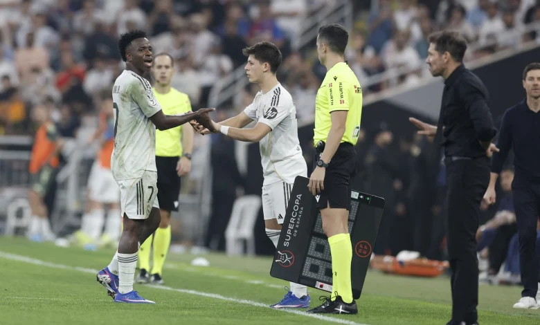 Vini Jr. discute com Simeone ao ser substituído em Real Madrid x Atlético de Madrid