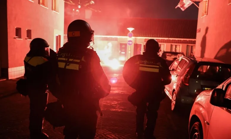 Vondelkerk in Amsterdam in brand, vonkenregen in de wijk • Politiebond: ongekend veel geweld tegen hulpverleners