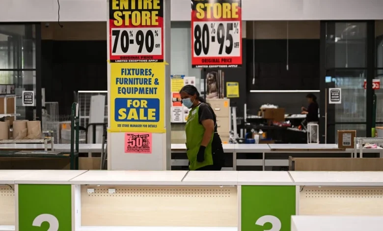 Wages, Consumer Spending for Low, High Earners Show K-Shaped Divide