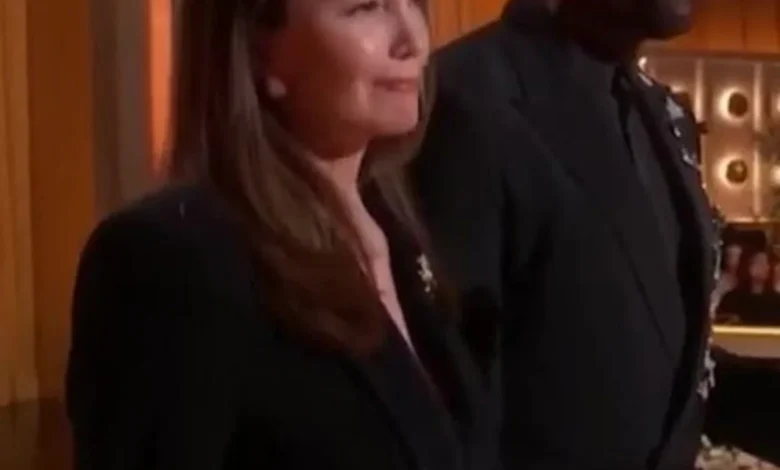 Wagner Moura recebe abraço de Adam Sandler e beijo de Julia Roberts a caminho do palco do Globo de Ouro; veja vídeo