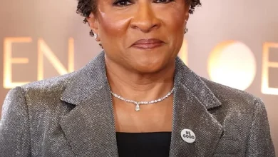 Wanda Sykes, Jean Smart, Mark Ruffalo and Natasha Lyonne were among the celebrities at the Golden Globes who wore black-and-white pins in a tribute to Renee Nicole Good, who was shot and killed by an ICE agent last week in Minneapolis. https://nyti.m