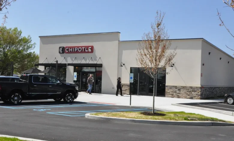 What restaurants are open New Year's Eve? Chipotle, Cava, Wendy's