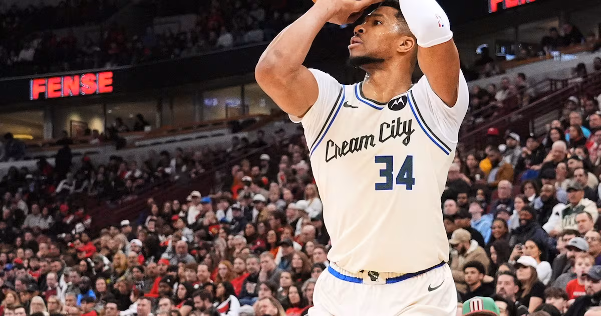 What should the Bucks do with Giannis ahead of trade deadline?