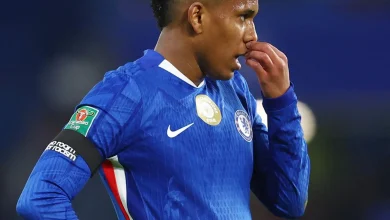 Why are players wearing black armbands in the Chelsea vs Arsenal game?