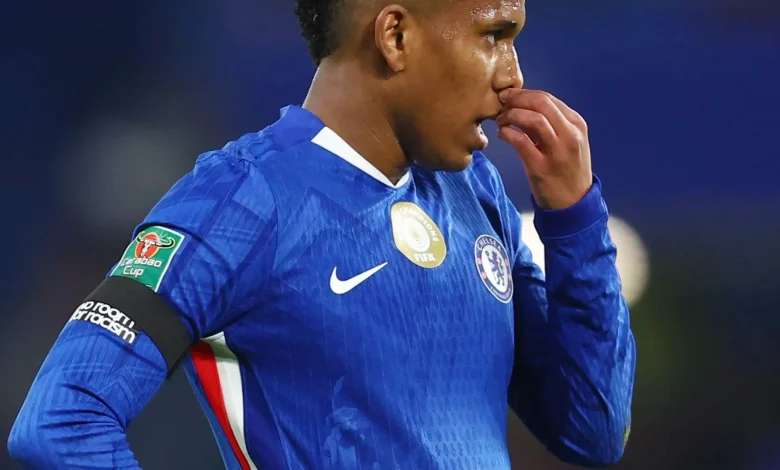 Why are players wearing black armbands in the Chelsea vs Arsenal game?