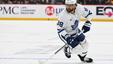 William Nylander apologizes after giving camera middle finger during Maple Leafs game