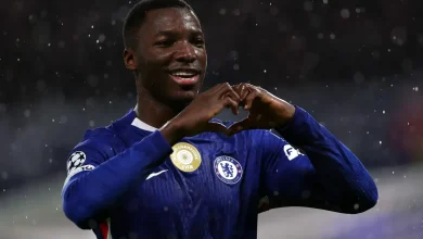 ¿Por qué no juega Moisés Caicedo en el partido de Manchester City vs Chelsea por la Premier League?