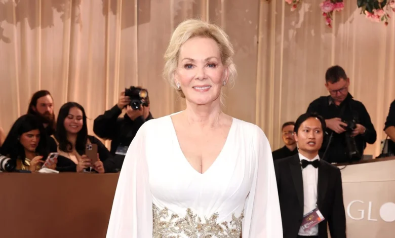 ‘Hacks’ Star Jean Smart Shares Political Message on Golden Globes Red Carpet