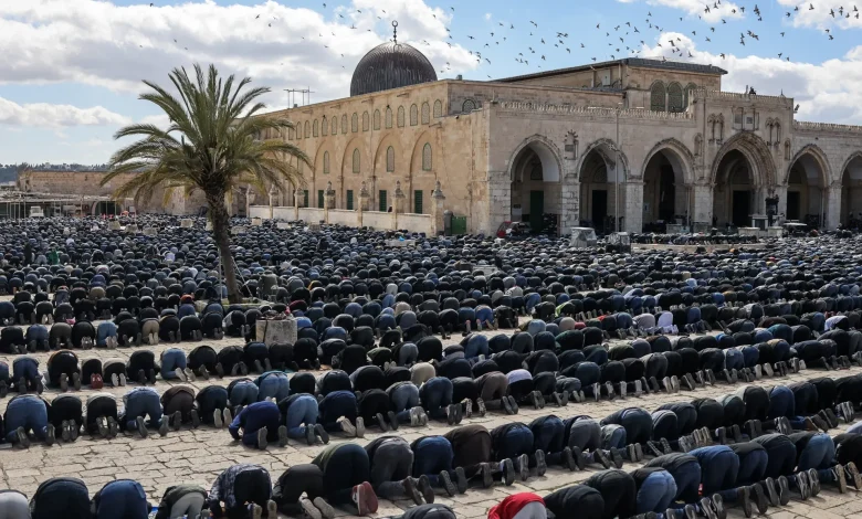 100,000 pray at Al-Aqsa amid Israeli restrictions on 2nd Friday of Ramadan