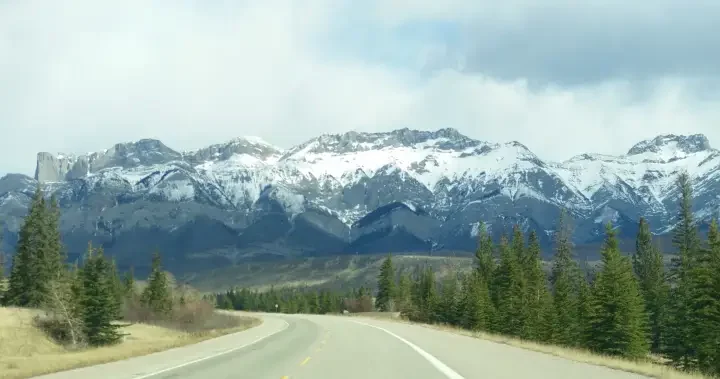 2 Jasper hockey players killed in crash with semi on way home to Hinton