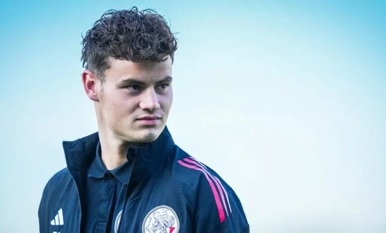 'Ajax neemt afscheid: huurtransfer van Amsterdam naar League Two, optie tot koop'