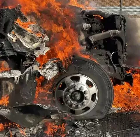 #AlMomento 🚨 Reportan bloqueos carreteros y quema de vehículos en zonas de #Jalisco y #Michoacán 🔴 Se ha reportado que por indicación de la Guardia Nacional, se cerró la plaza de cobro Acatlán en dirección a #Colima. 📸: Especial https://mile.io/4aJdx