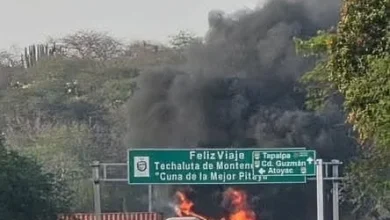 #AlMomento 🚨 Reportan bloqueos carreteros y quema de vehículos en zonas de Jalisco y Michoacán Una intensa movilización de servicios de emergencia se registró durante la mañana de este domingo 22 de febrero en la zona sur del estado de Jalisco, tra