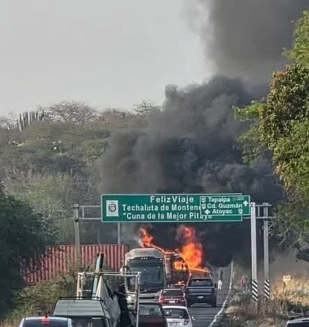 #AlMomento 🚨 Reportan bloqueos carreteros y quema de vehículos en zonas de Jalisco y Michoacán Una intensa movilización de servicios de emergencia se registró durante la mañana de este domingo 22 de febrero en la zona sur del estado de Jalisco, tra