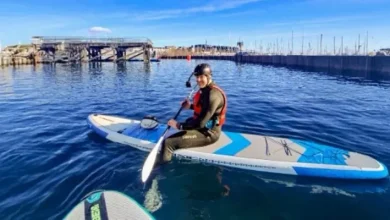 Alun Wyn Jones paddleboards with fans in Cardiff Bay ahead of Six Nations fixture