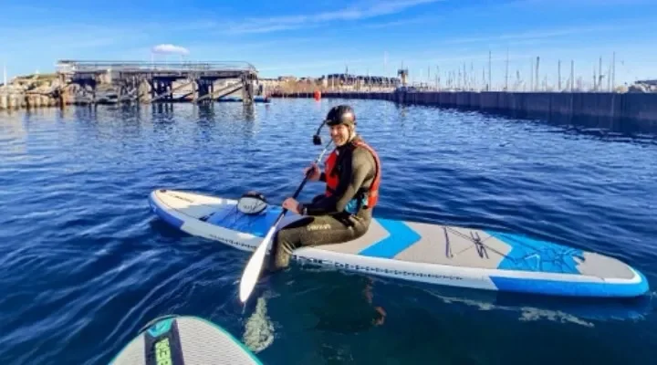 Alun Wyn Jones paddleboards with fans in Cardiff Bay ahead of Six Nations fixture