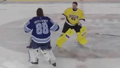 Andrei Vasilevskiy and Jeremy Swayman have goalie fight during Stadium Series outdoor game