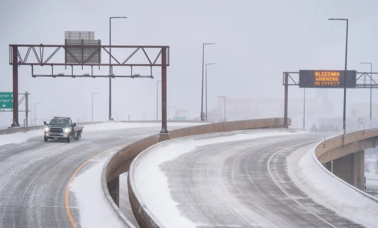 Blizzard drops more than 2 feet of snow on North Shore; challenging commute in Twin Cities