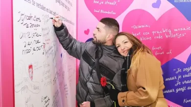 Bloemenactie op Amsterdam Centraal met grootste Valentijnskaart en duizenden bloemen