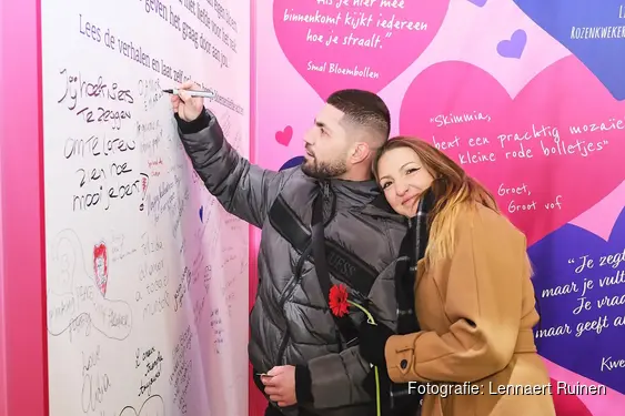 Bloemenactie op Amsterdam Centraal met grootste Valentijnskaart en duizenden bloemen