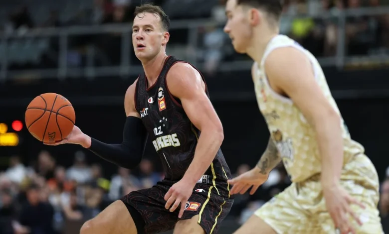 Breakers end NBL campaign by trouncing Taipans