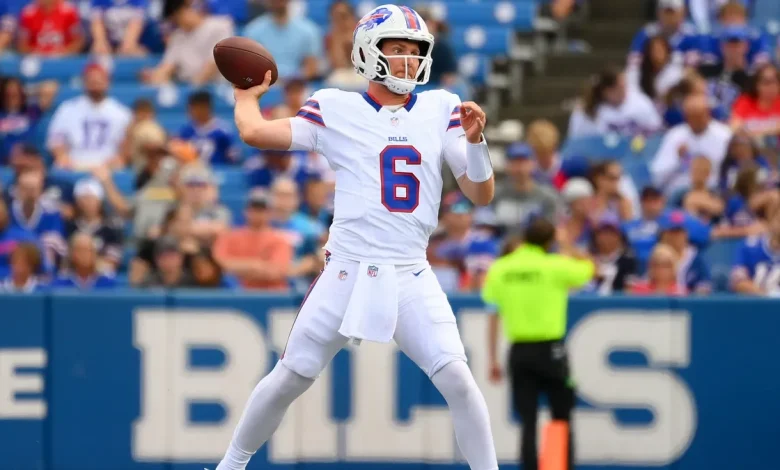 Buffalo Bills sign quarterback and wide receiver before NFL free agency begins