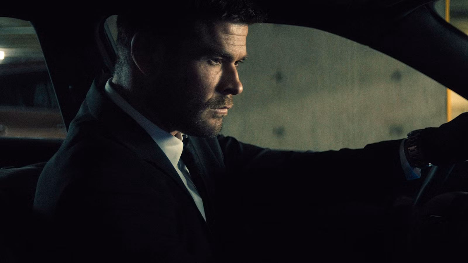 'Crime 101' Early Reactions Call Chris Hemsworth Thriller the Perfect "Old-School" Action Throwback