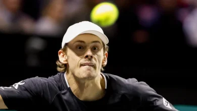 De Minaur scraps past local legend van de Zandschulp