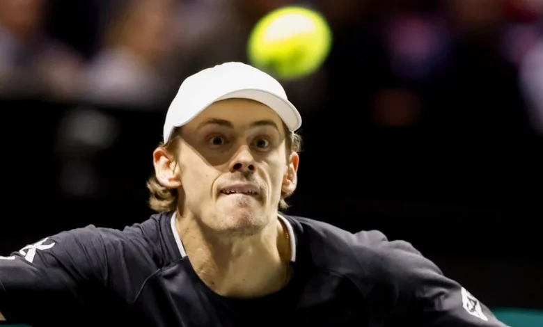 De Minaur scraps past local legend van de Zandschulp
