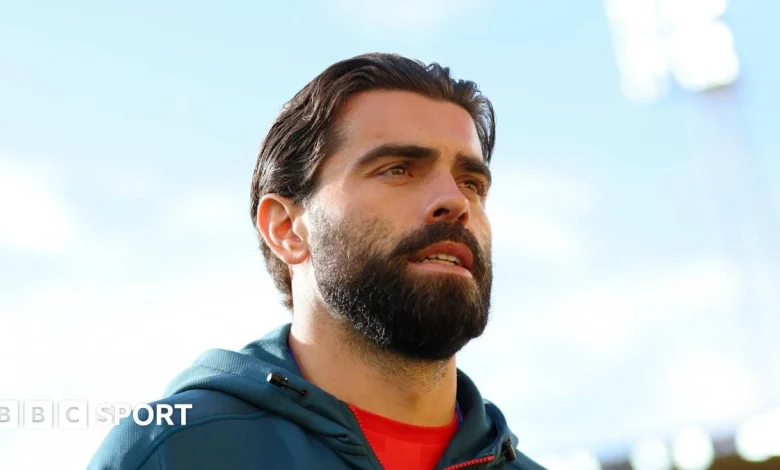 Doncaster Rovers: Elliot Lee signs on loan from Wrexham