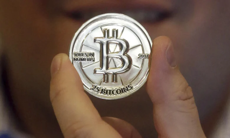 Economía - Bitcoin se desploma: pierde casi la mitad de su valor y se aleja de su techo de USD 130.000