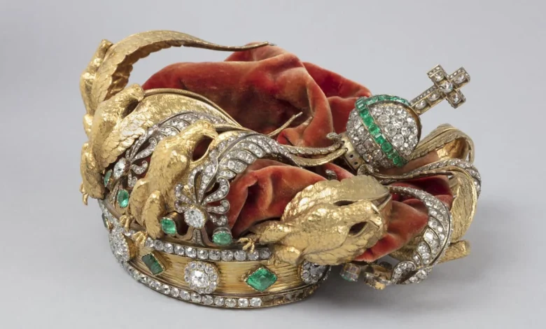 Empress's crown dropped by Louvre heist thieves to be fully restored