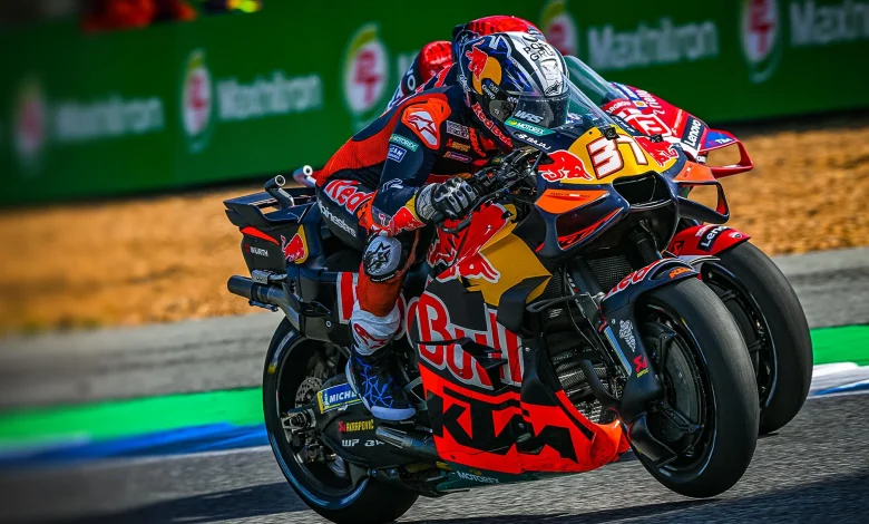Gloves off: Acosta vs Marc Marquez goes to the wire in Buriram