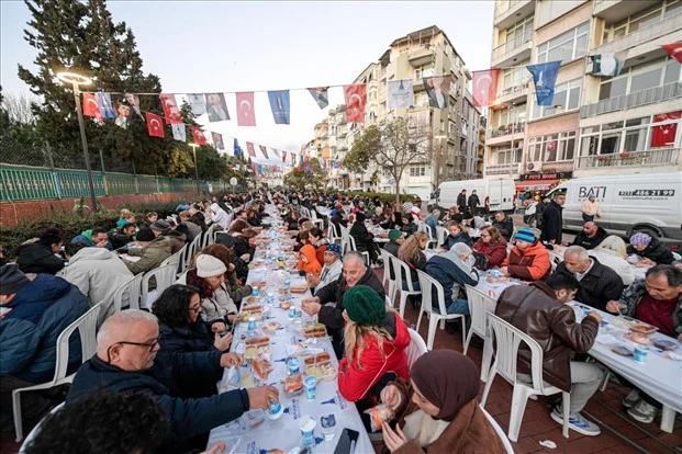 Haberler | Büyükşehir iftar sofrasını bu kez Karşıyaka’da kurdu